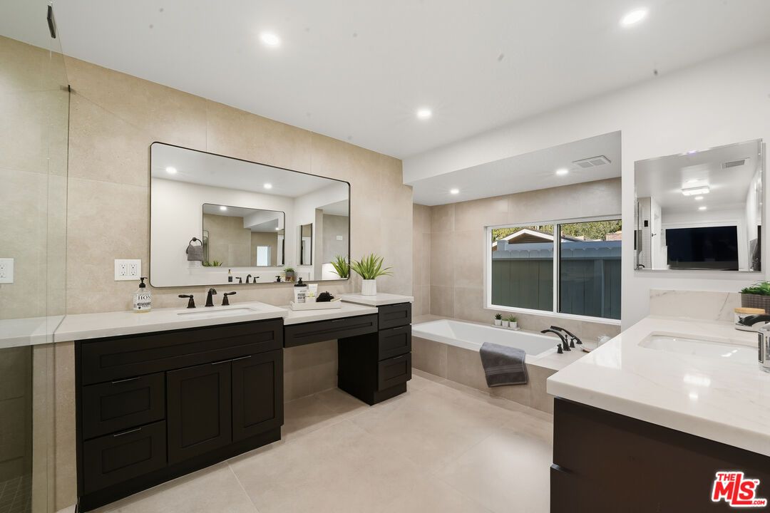 Bathroom, Dual Sink Vanities, Interior, Recessed Lighting