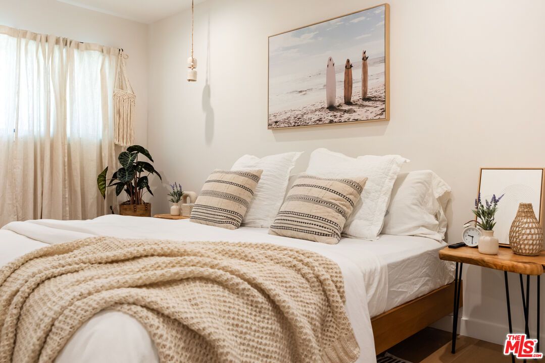 Bedroom, Interior, Pendant Lights, Wood Texture Flooring