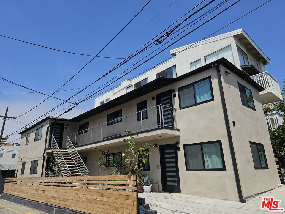 Exterior, Facade, Modern