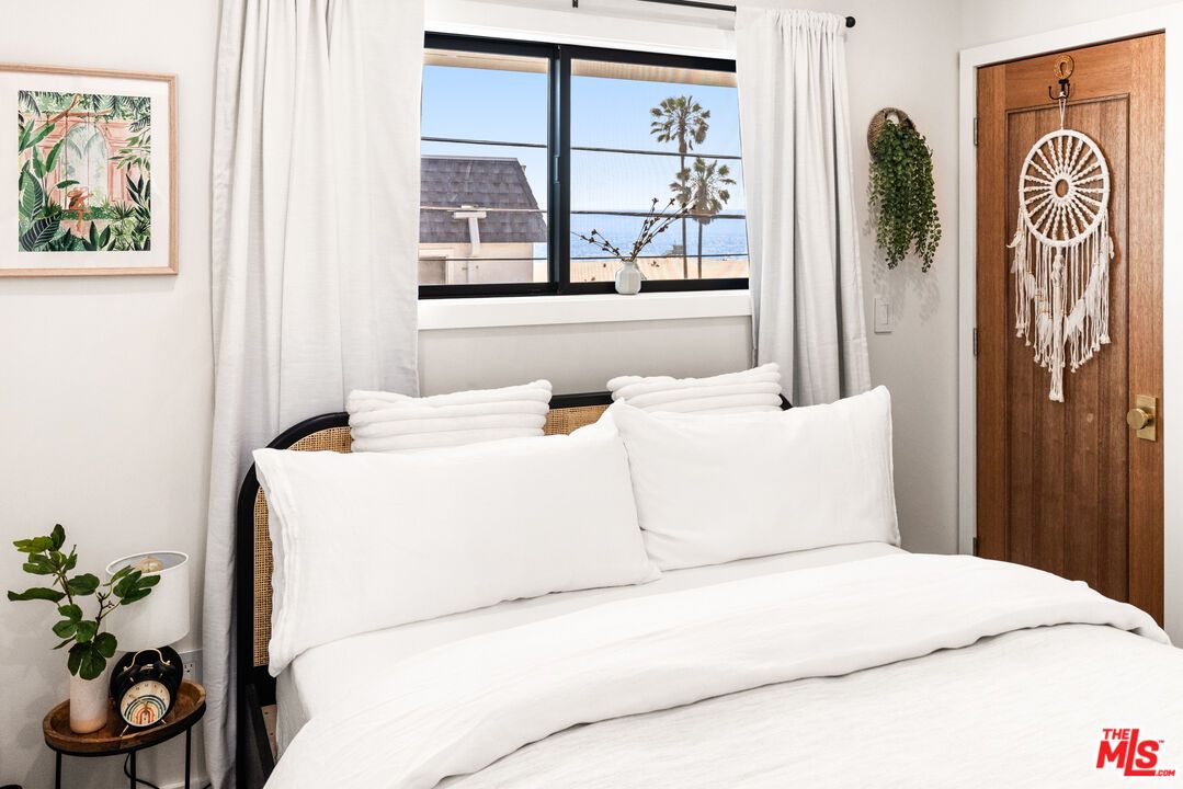 Bedroom, Interior, Water