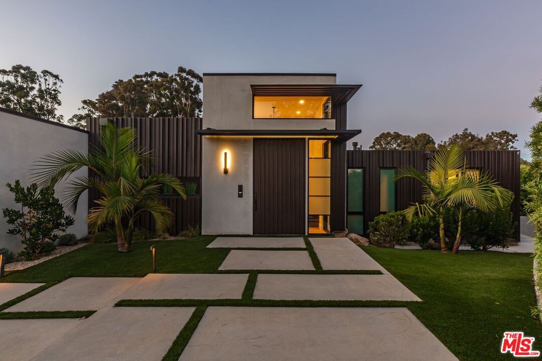 Backyard, Exterior, Facade, Modern