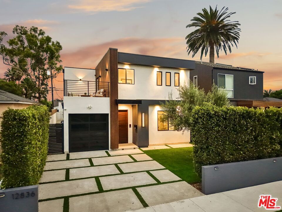 Attached, Backyard, Exterior, Facade, Modern