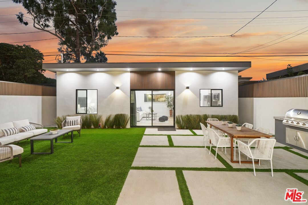 Backyard, Exterior, Outdoor Kitchen