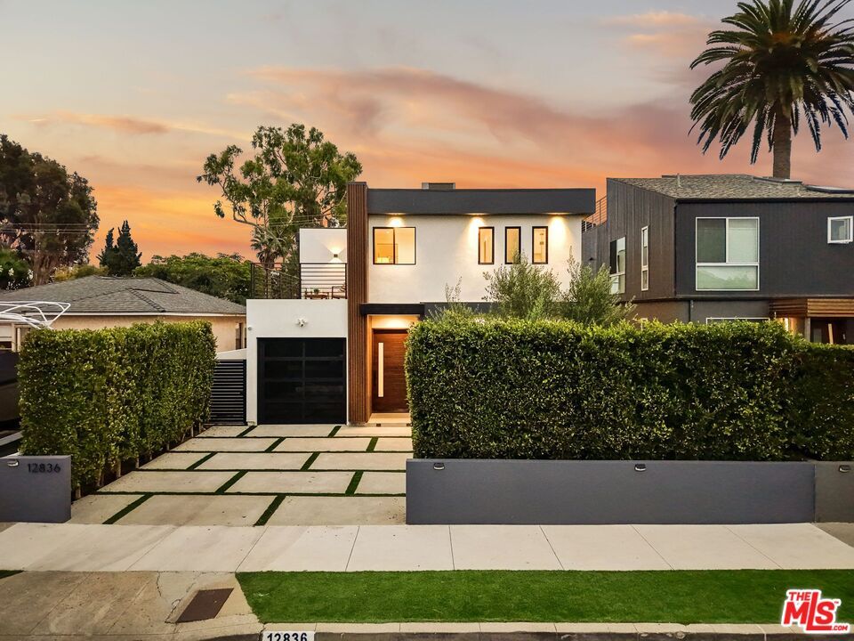 Attached, Backyard, Exterior, Facade, Modern