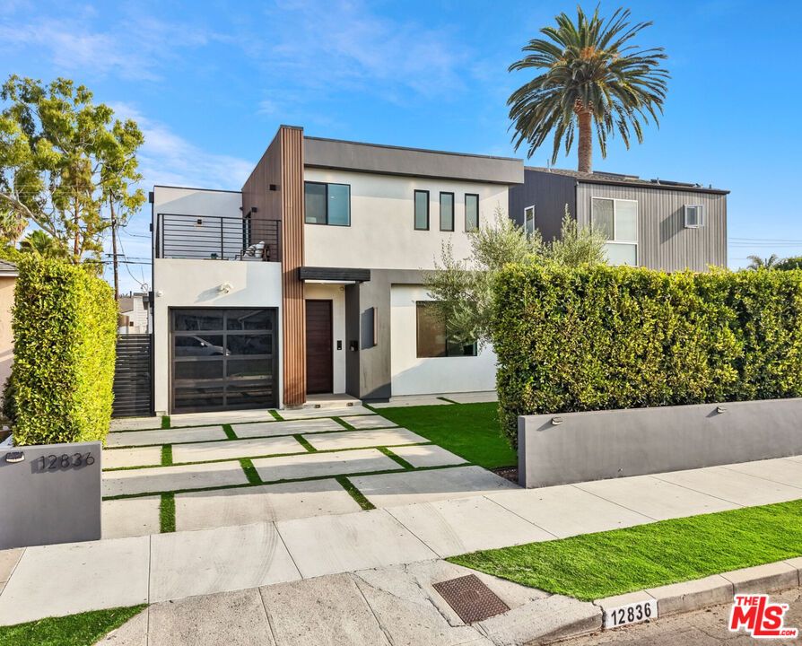 Attached, Backyard, Exterior, Facade, Modern