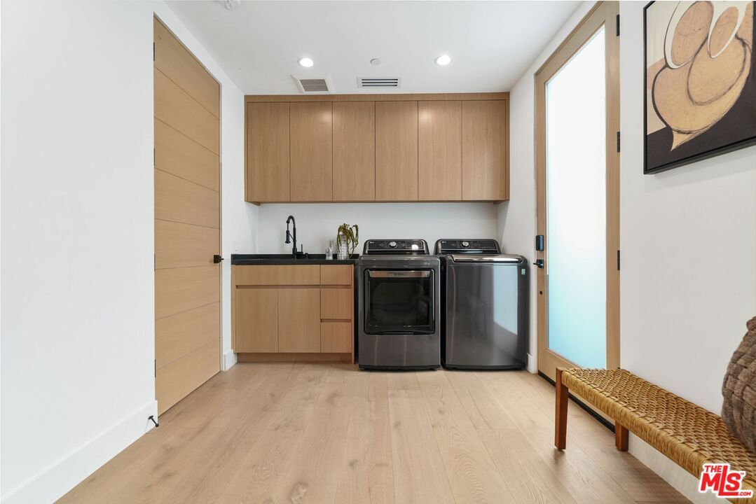 Interior, Recessed Lighting, Washer, Wood Texture Flooring