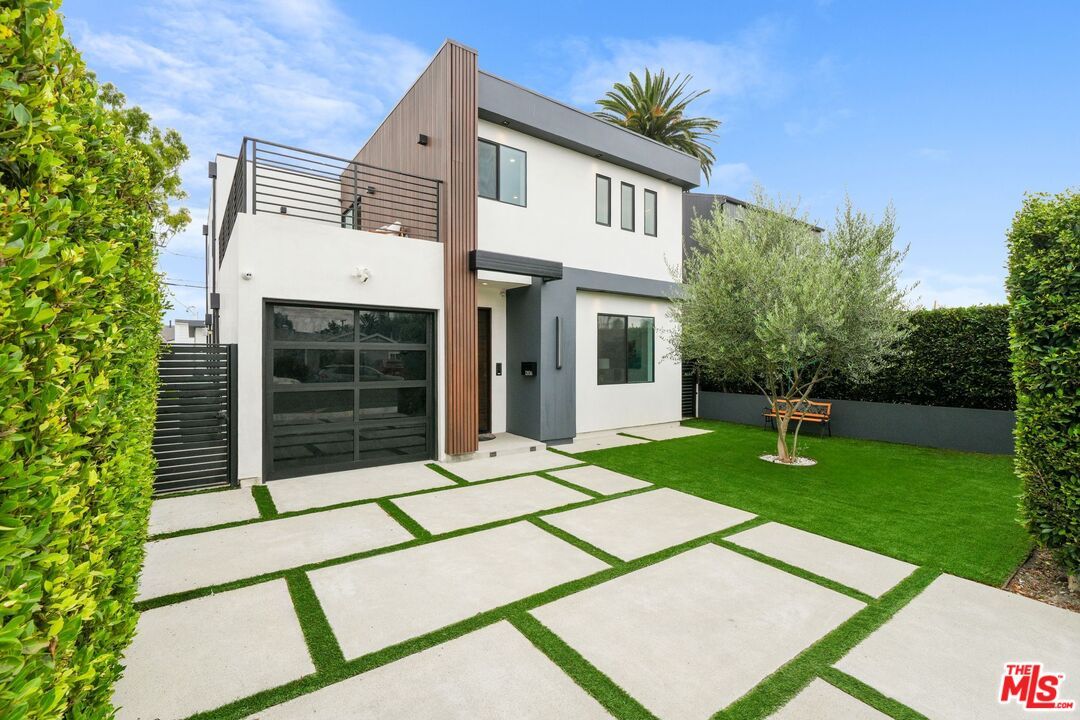 Attached, Backyard, Exterior, Facade, Modern