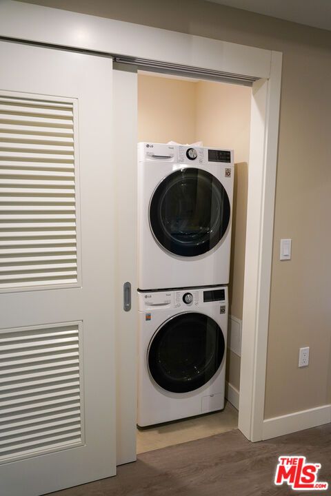 Interior, Utility Closets, Washer, Wood Texture Flooring