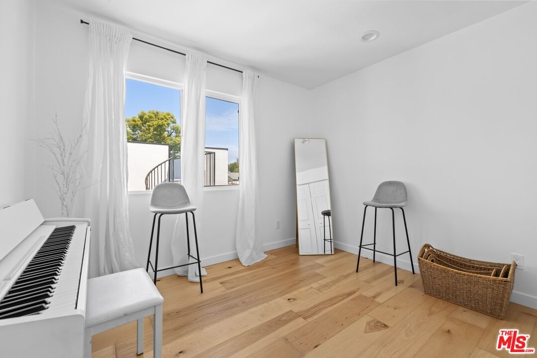 Interior, Piano, Recessed Lighting, Wood Texture Flooring