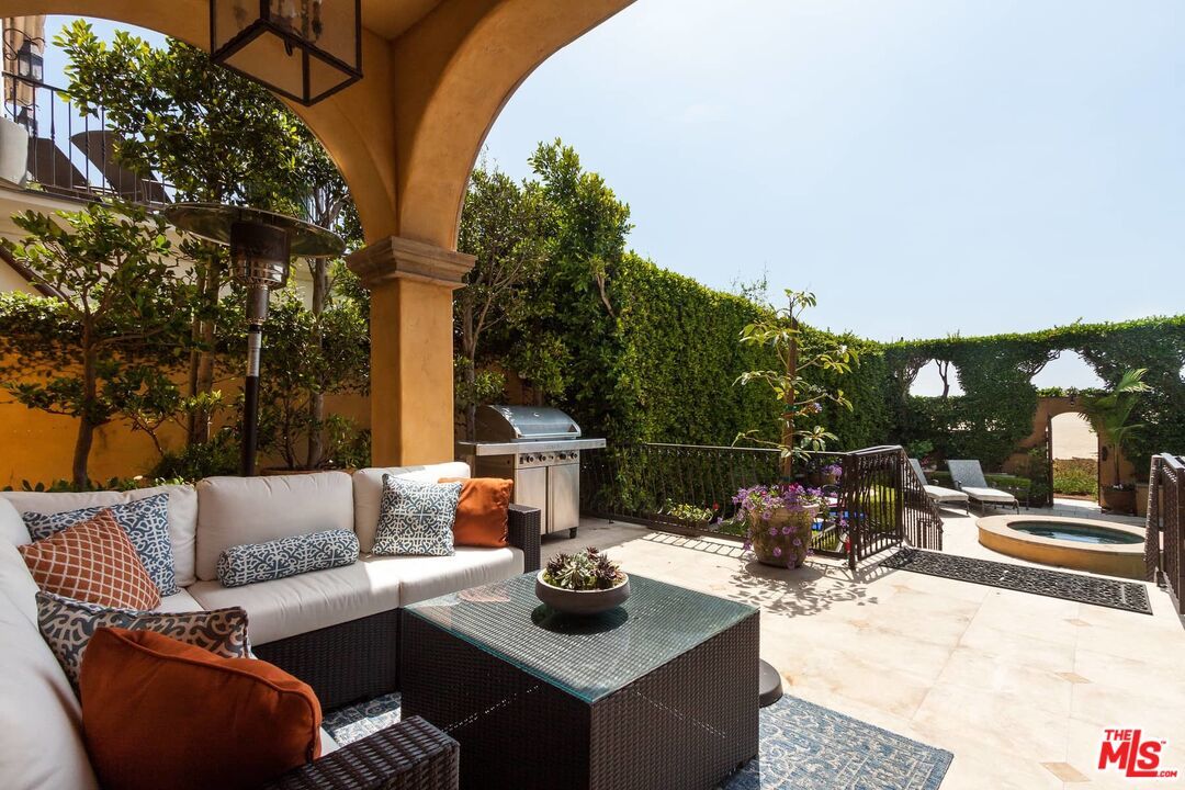 Exterior, Outdoor Kitchen, Pool