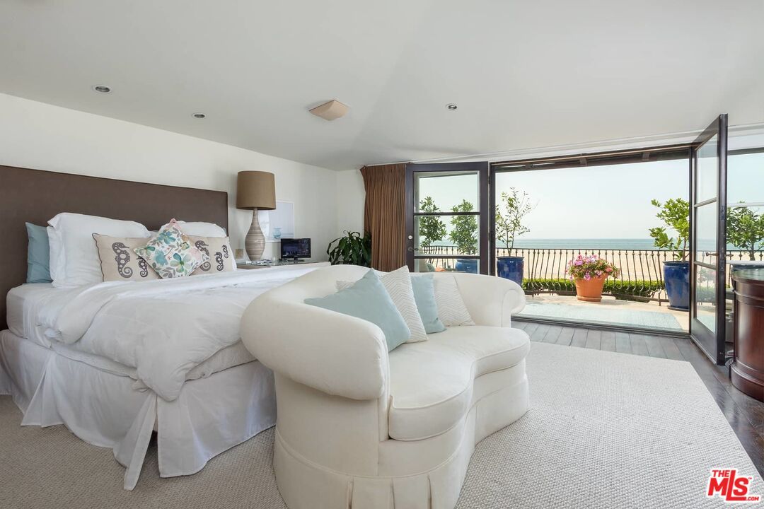 Bedroom, Interior, Recessed Lighting, Water, Wood Texture Flooring