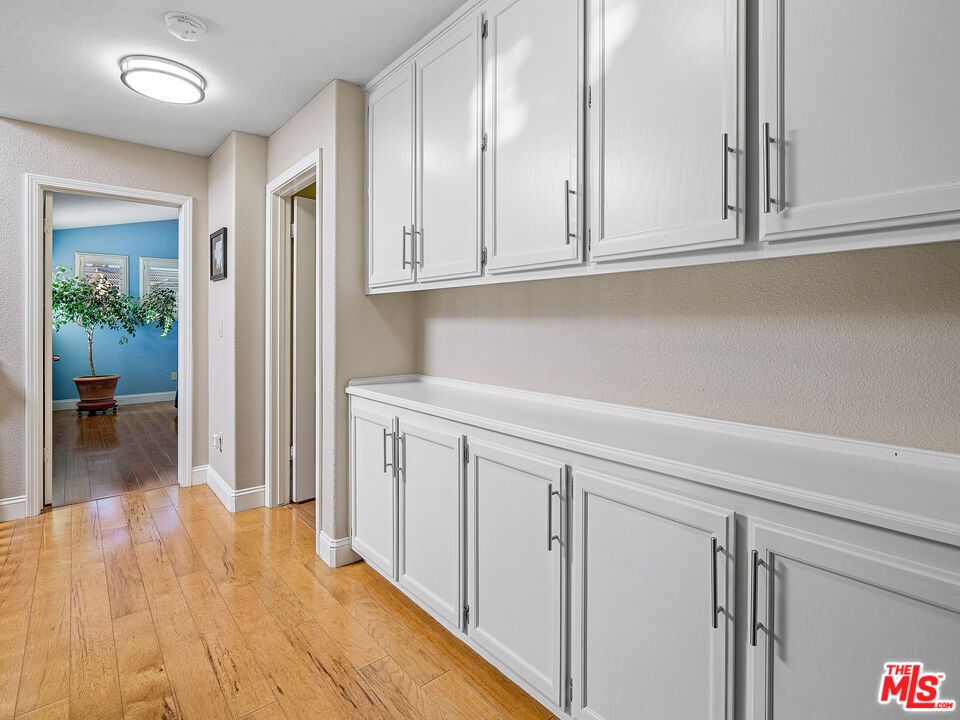 Interior, Washer, Wood Texture Flooring