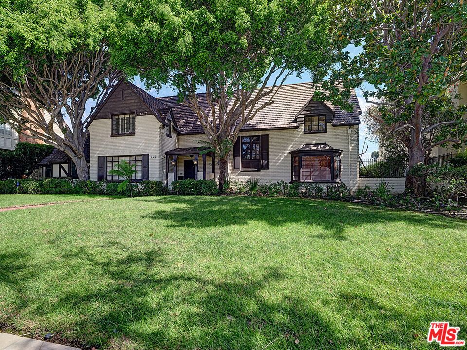 Backyard, Exterior, Facade, Queen Anne Victorian