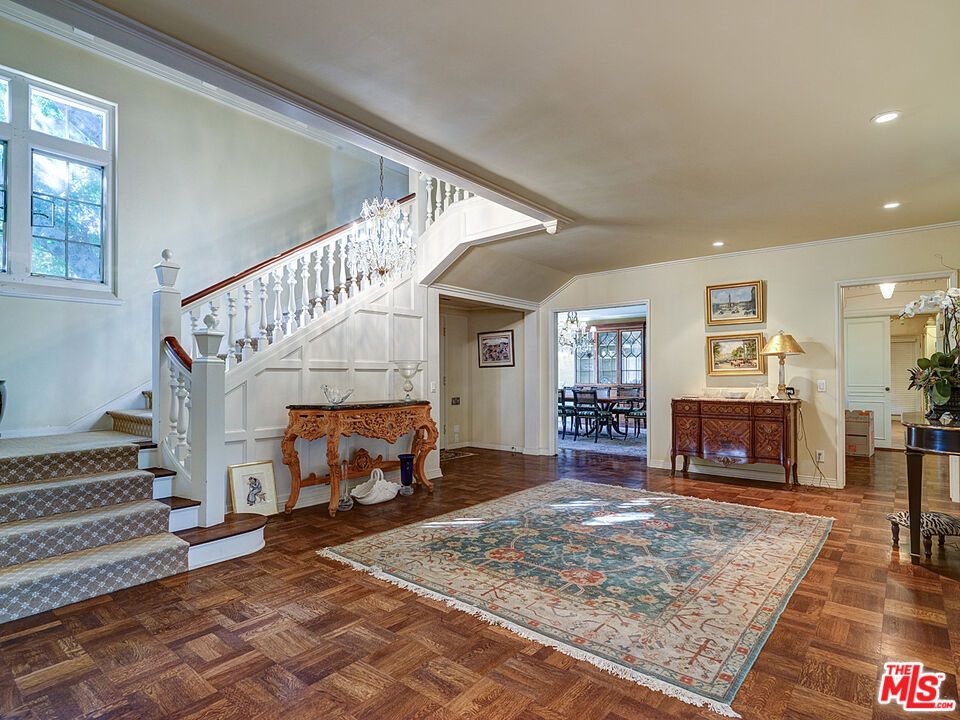 Chandelier, Dining room, Interior, Piano, Recessed Lighting, Wood Texture Flooring
