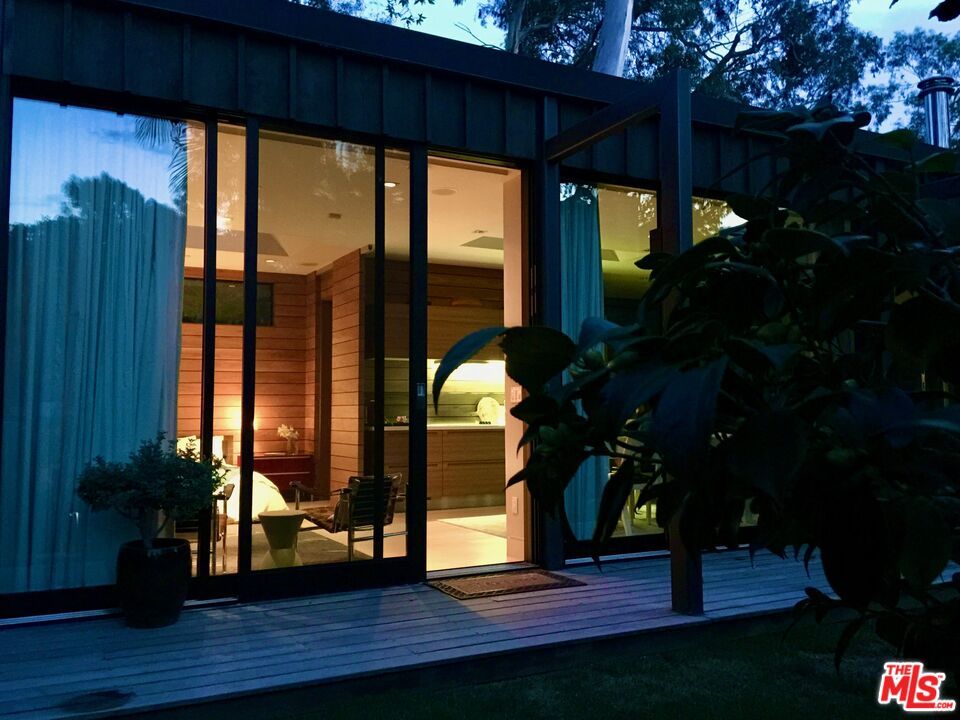 Exterior, Facade, Modern