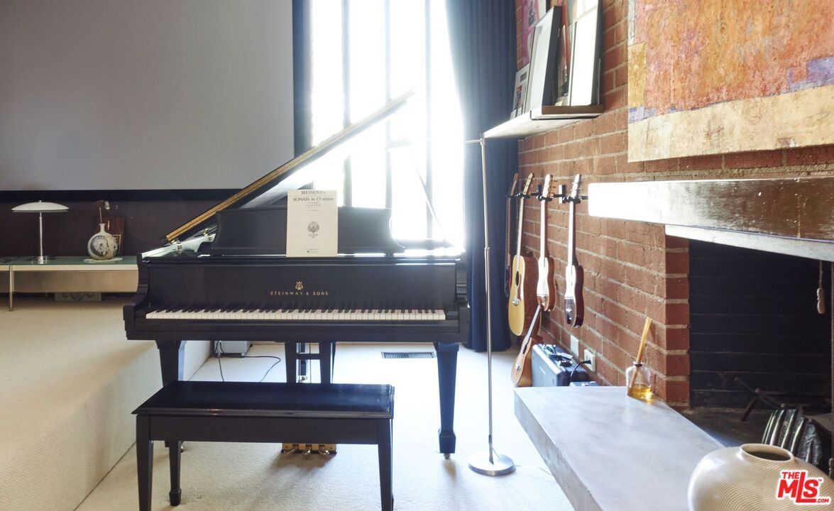 Interior, Piano