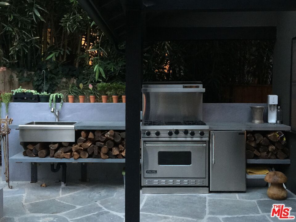 Exterior, Outdoor Kitchen