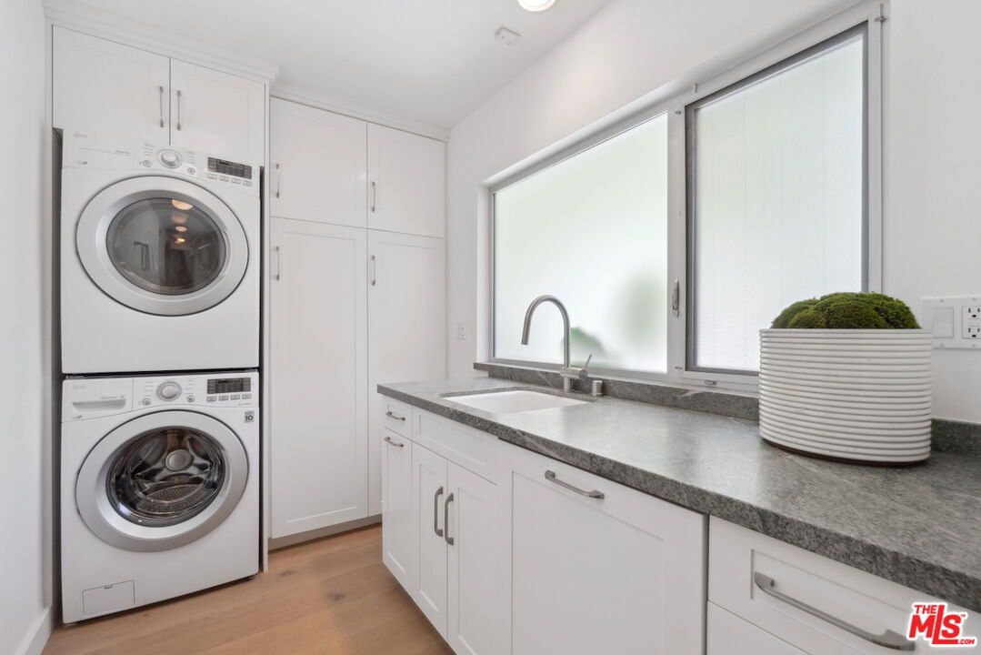 Interior, Recessed Lighting, Utility Closets, Washer, Wood Texture Flooring