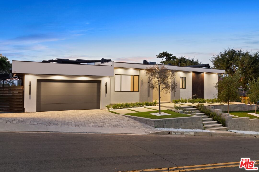 Attached, Exterior, Facade, Modern