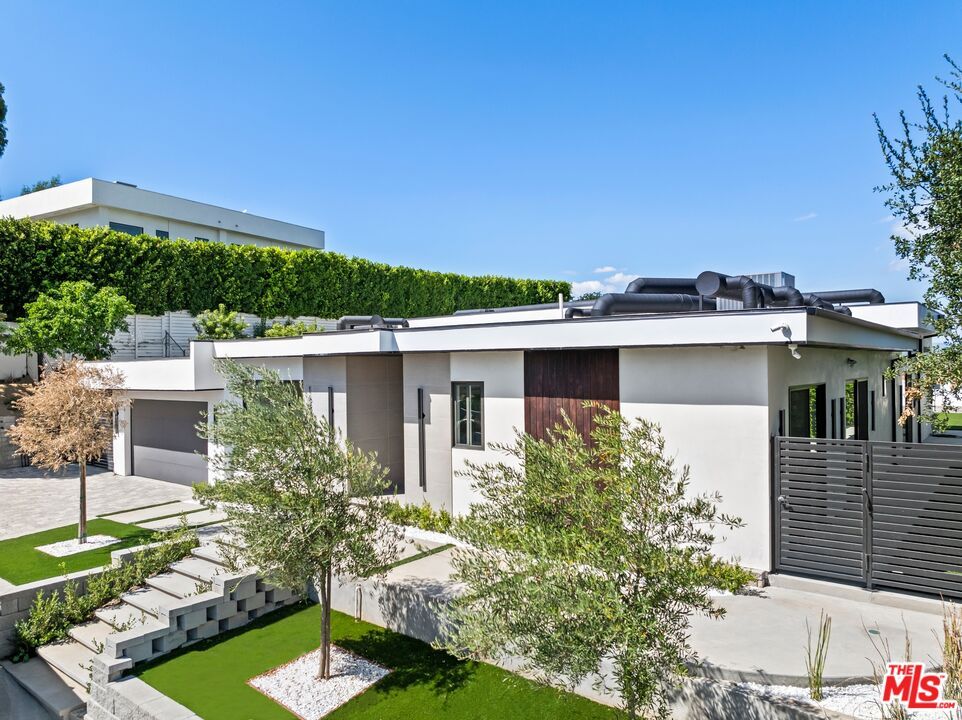 Exterior, Facade, Modern