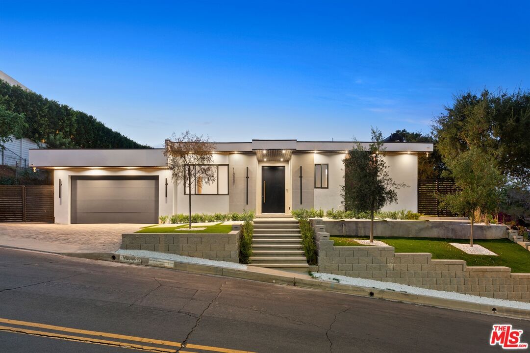 Attached, Exterior, Facade, Modern