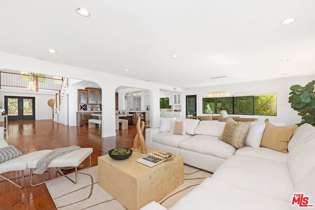 Chandelier, Dining room, Interior, Living room, Recessed Lighting, Wood Texture Flooring