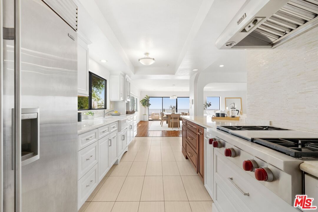 Dining room, Interior, Kitchen, Living room, Pendant Lights, Recessed Lighting, Stainless Steel Appliances, Wood Texture Flooring