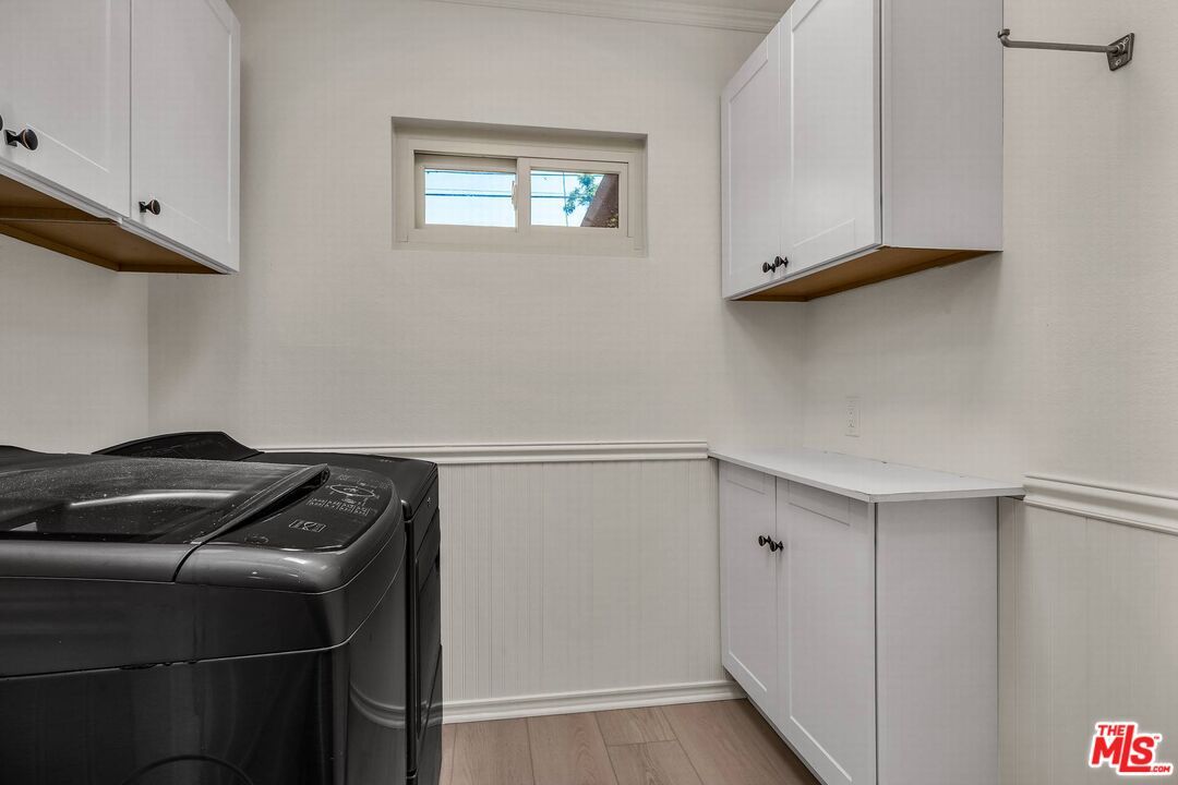 Interior, Washer, Wood Texture Flooring