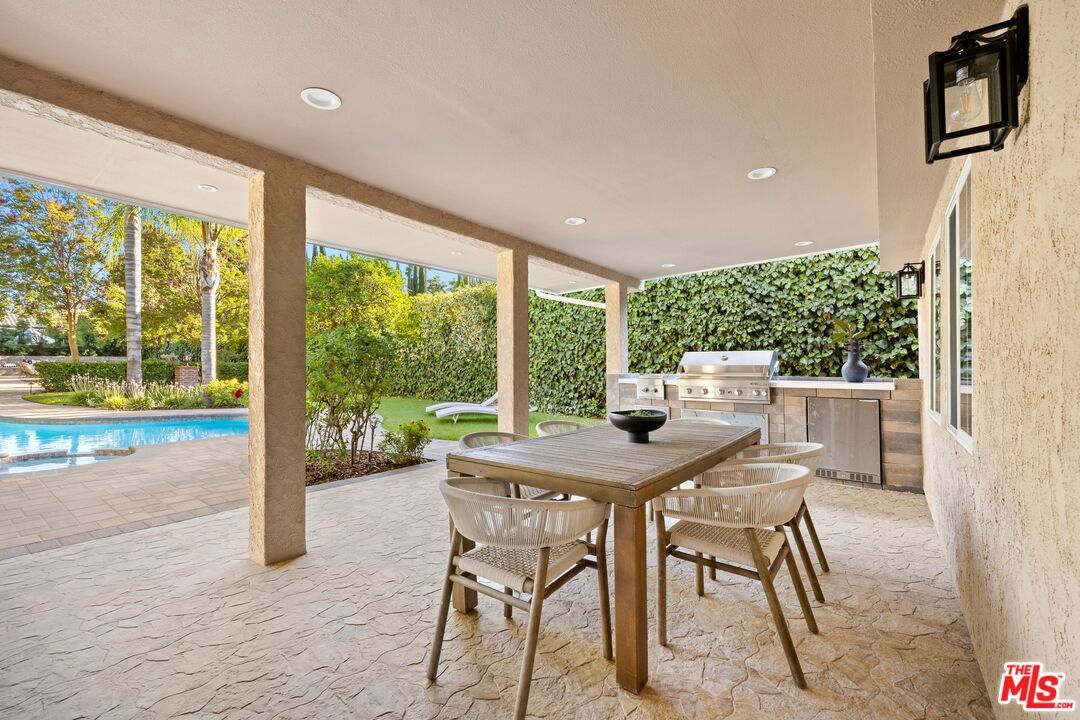 Exterior, Outdoor Kitchen, Pool