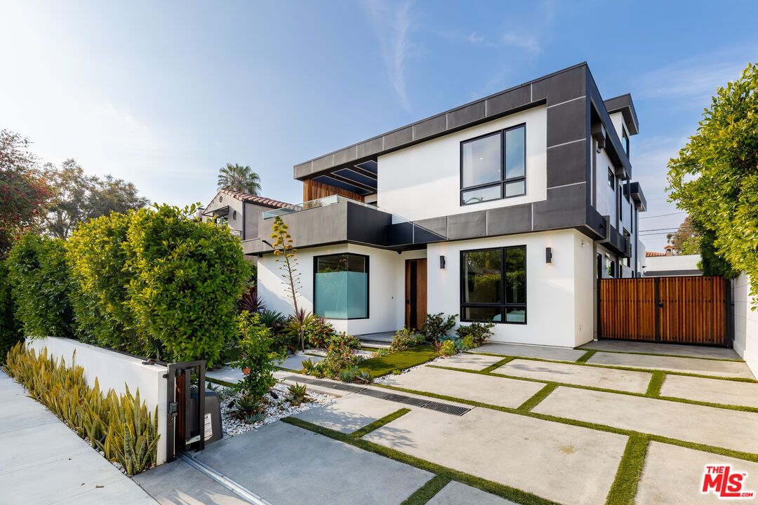 Backyard, Exterior, Facade, Modern