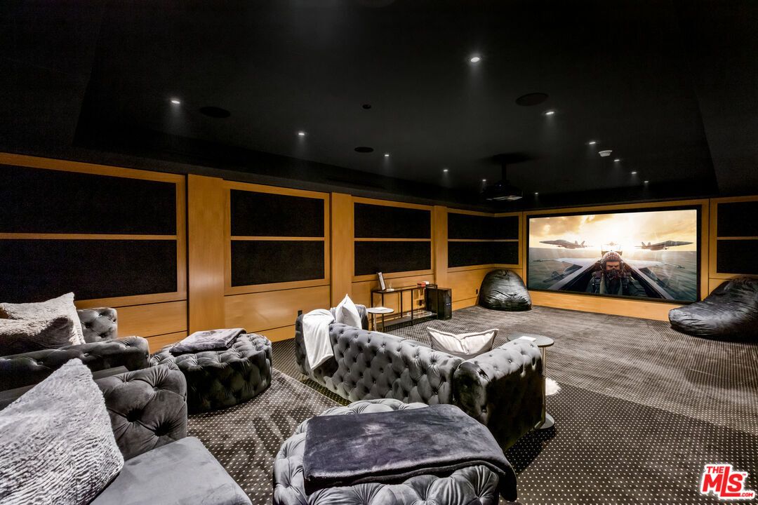 Interior, Projection Screen, Recessed Lighting, Theatre Room