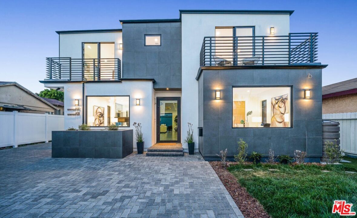 Exterior, Facade, Modern