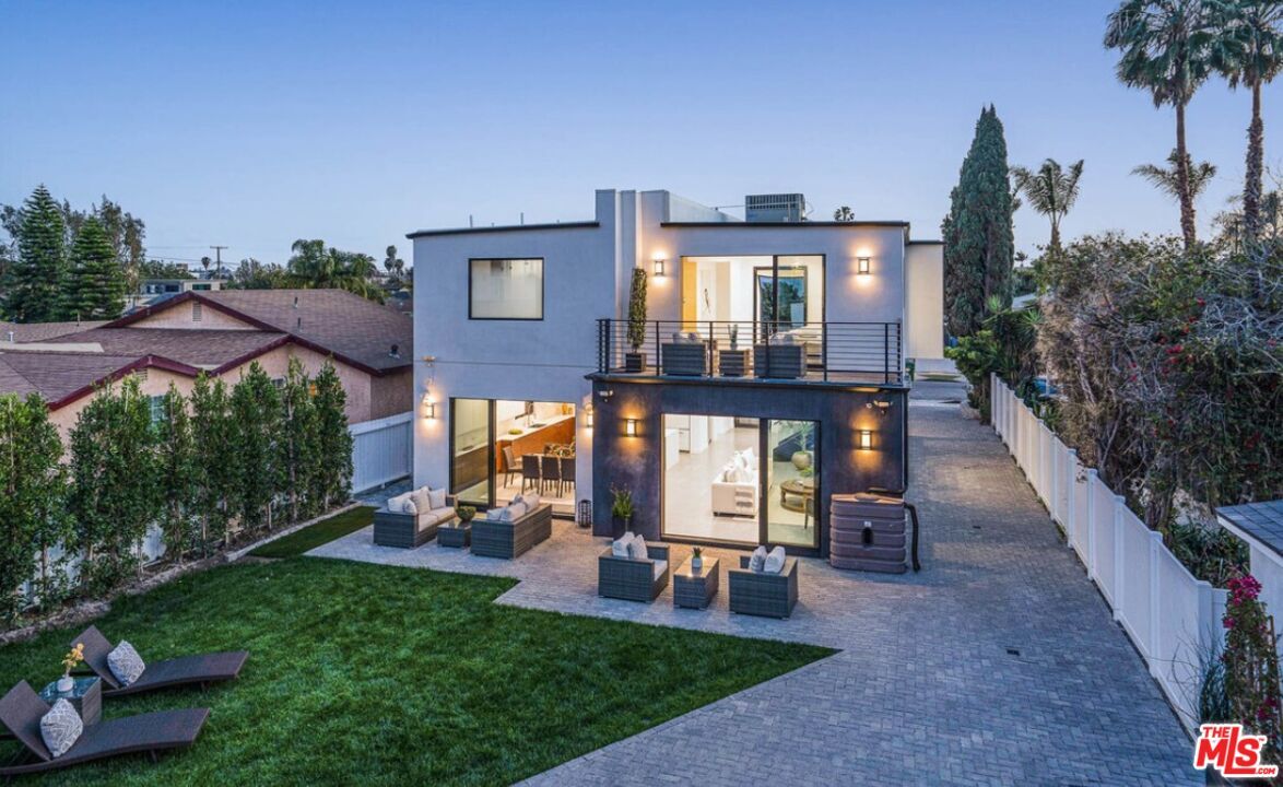 Backyard, Exterior, Facade, Modern