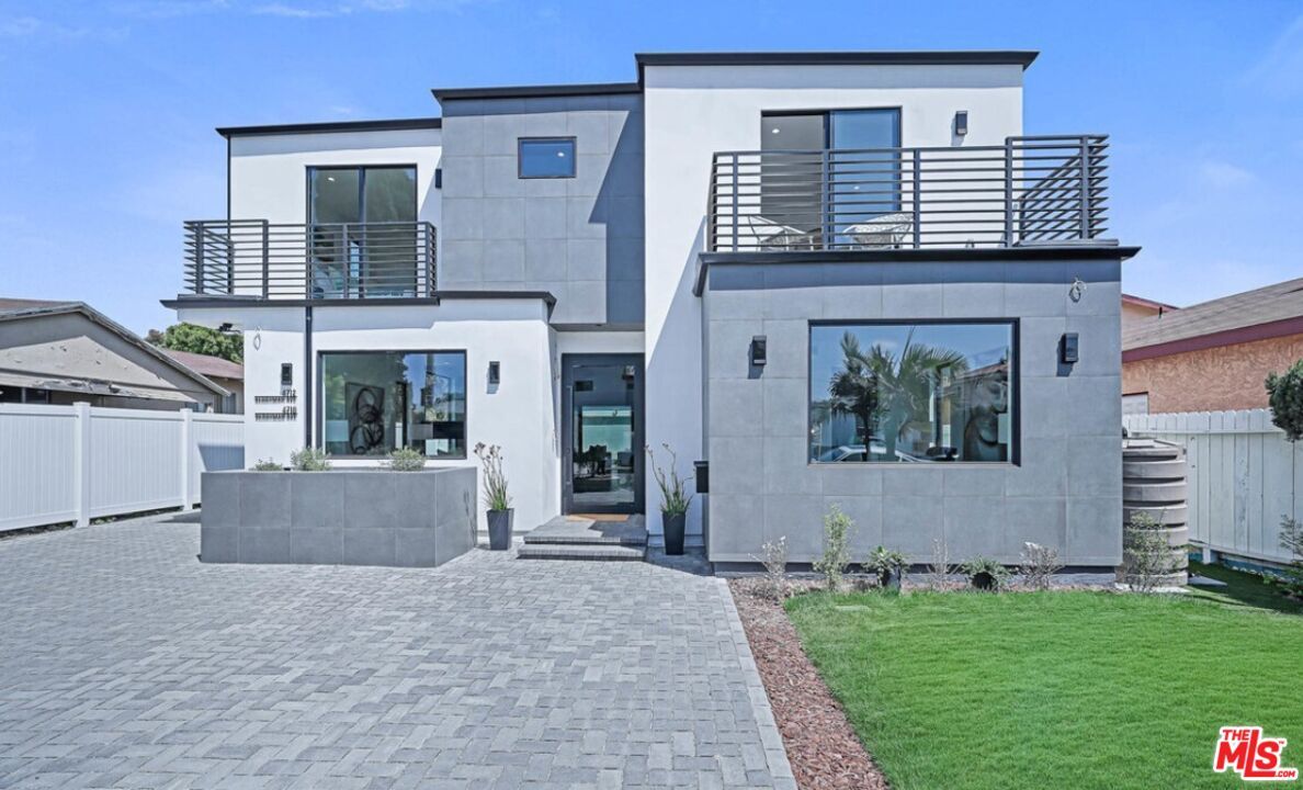 Backyard, Exterior, Facade, Modern