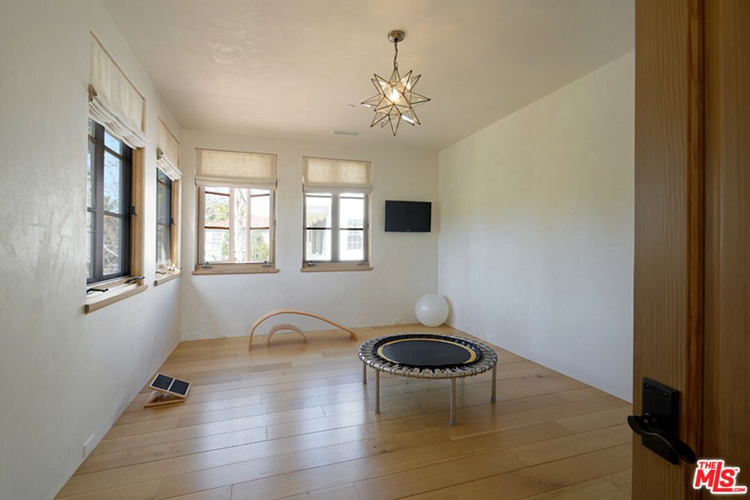 Interior, Pendant Lights, Wood Texture Flooring