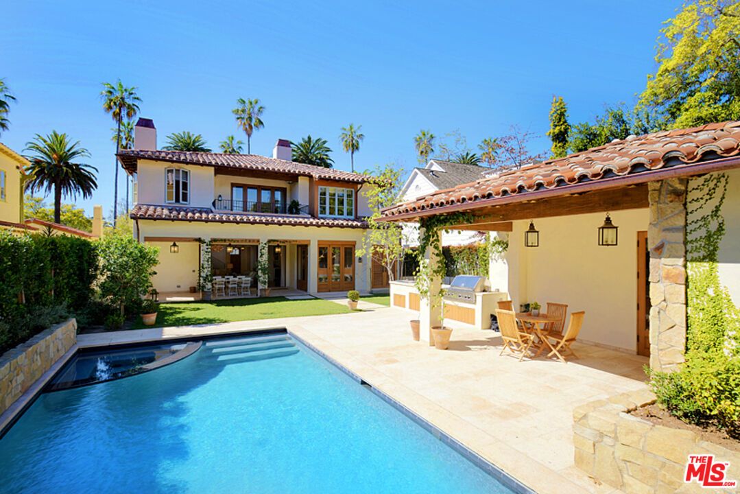 Exterior, Outdoor Kitchen, Pool