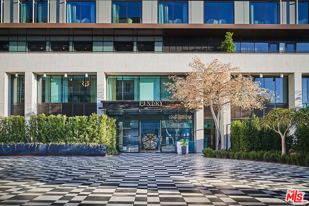 Exterior, Facade, Modern