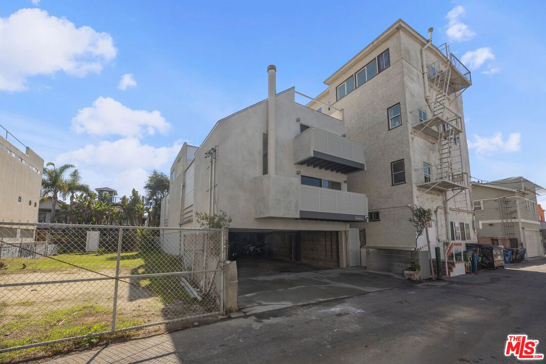 Exterior, Facade, Modern