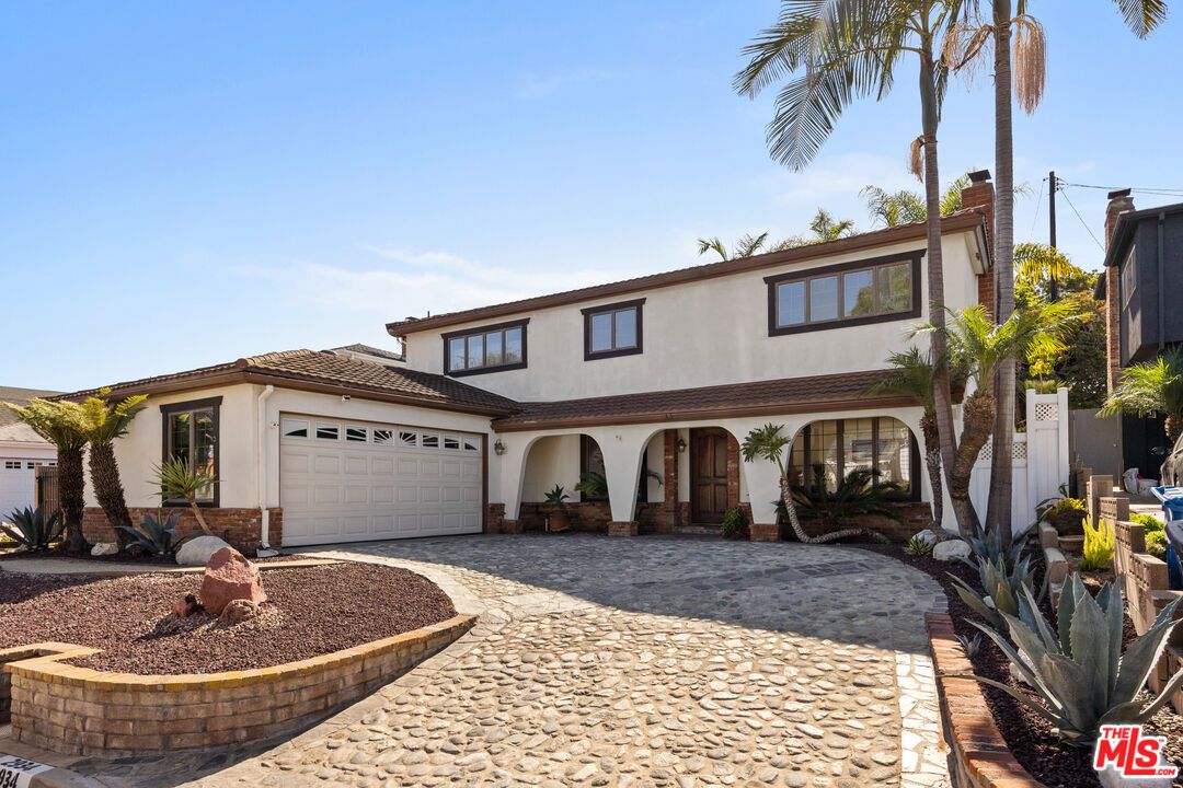 Attached, Exterior, Facade, Mediterranean