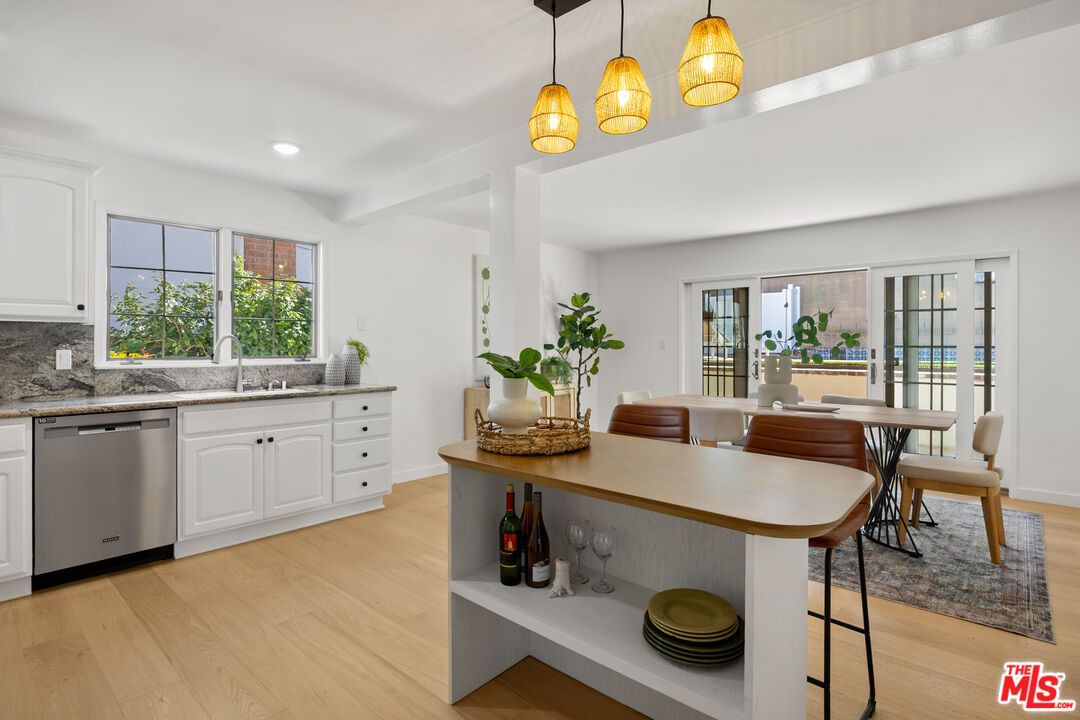 Dining room, Interior, Kitchen, Pendant Lights, Recessed Lighting, Wood Texture Flooring