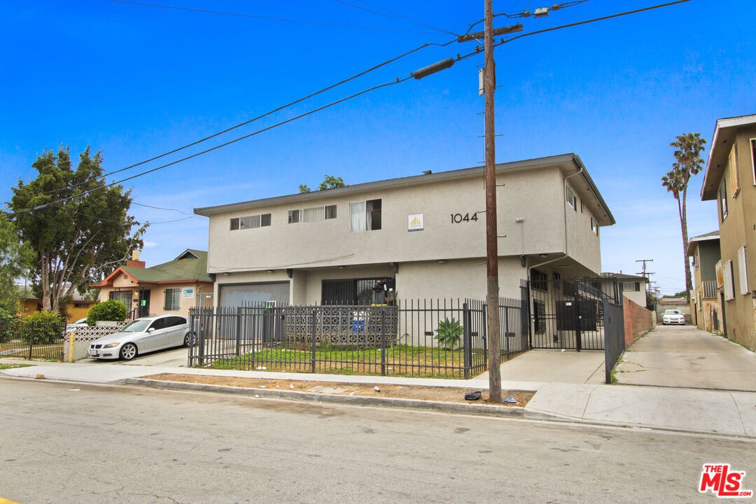 Exterior, Facade, Modern