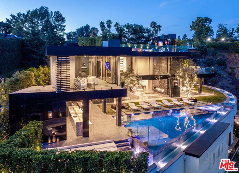 Exterior, Facade, Pool, Modern