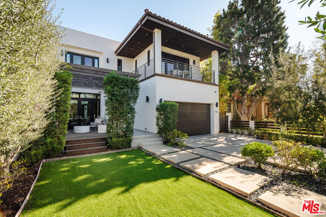 Attached, Backyard, Exterior, Facade, Modern