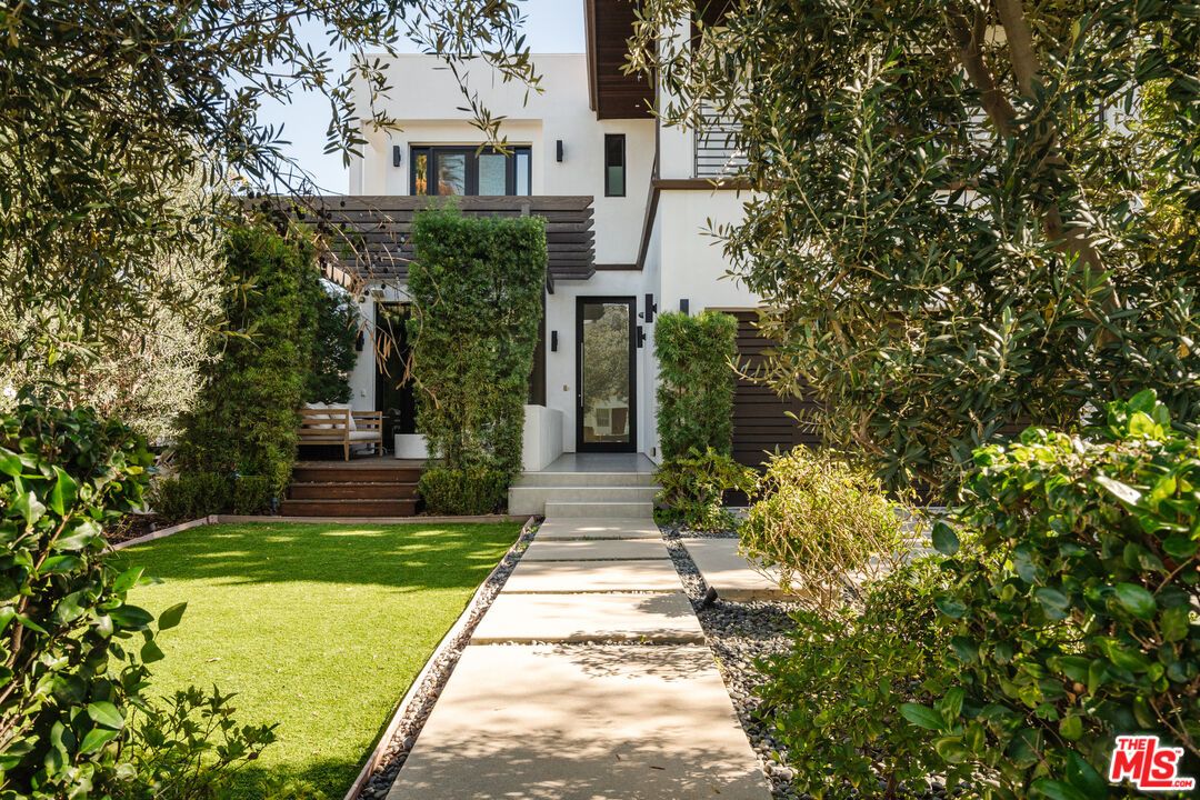 Exterior, Facade, Modern