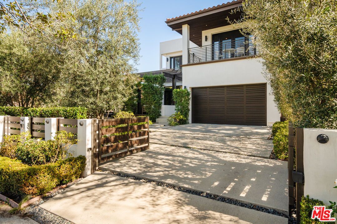 Attached, Exterior, Facade, Mediterranean