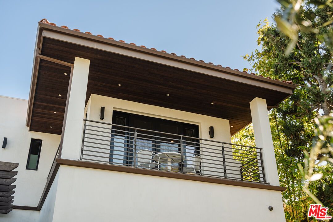 Exterior, Facade, Modern