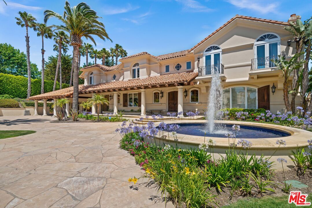 Exterior, Facade, Pool, Mediterranean