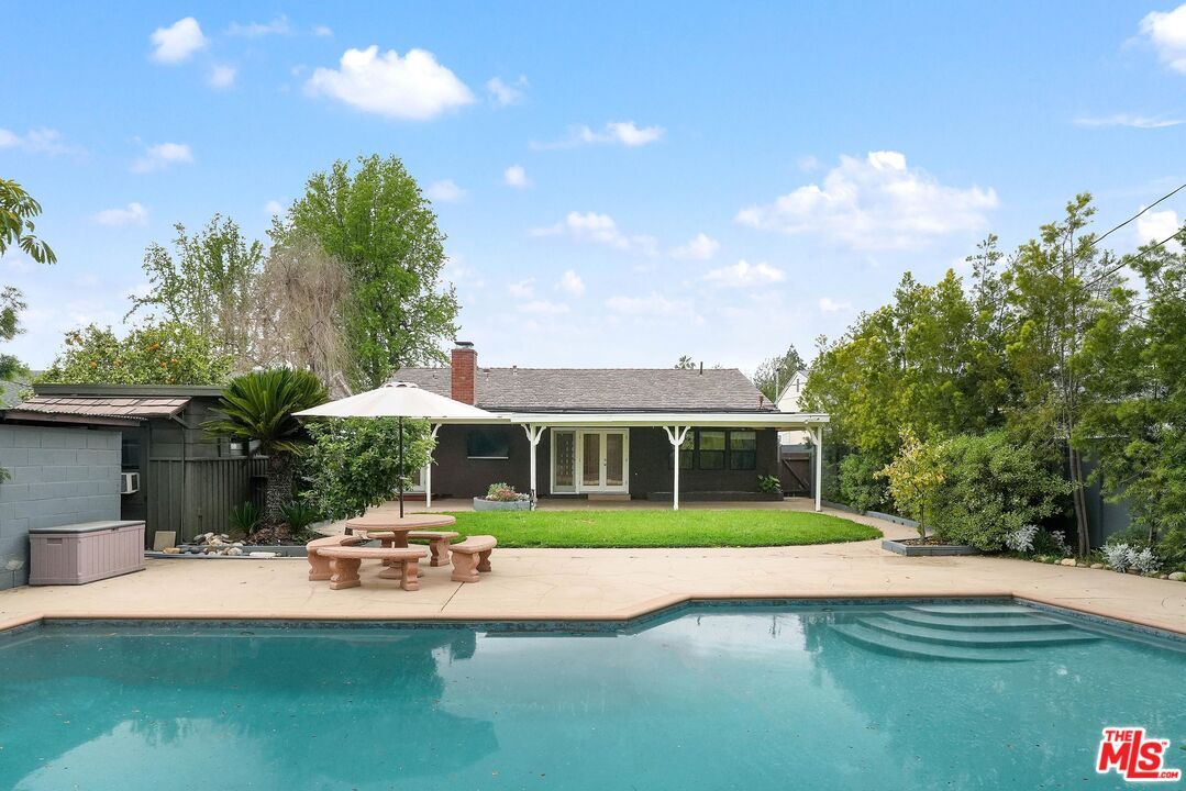 Exterior, Pool