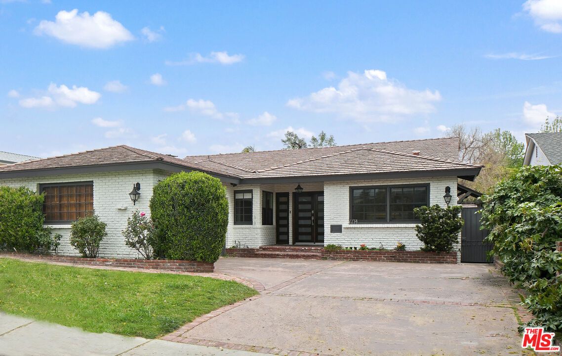 Exterior, Facade, Ranch