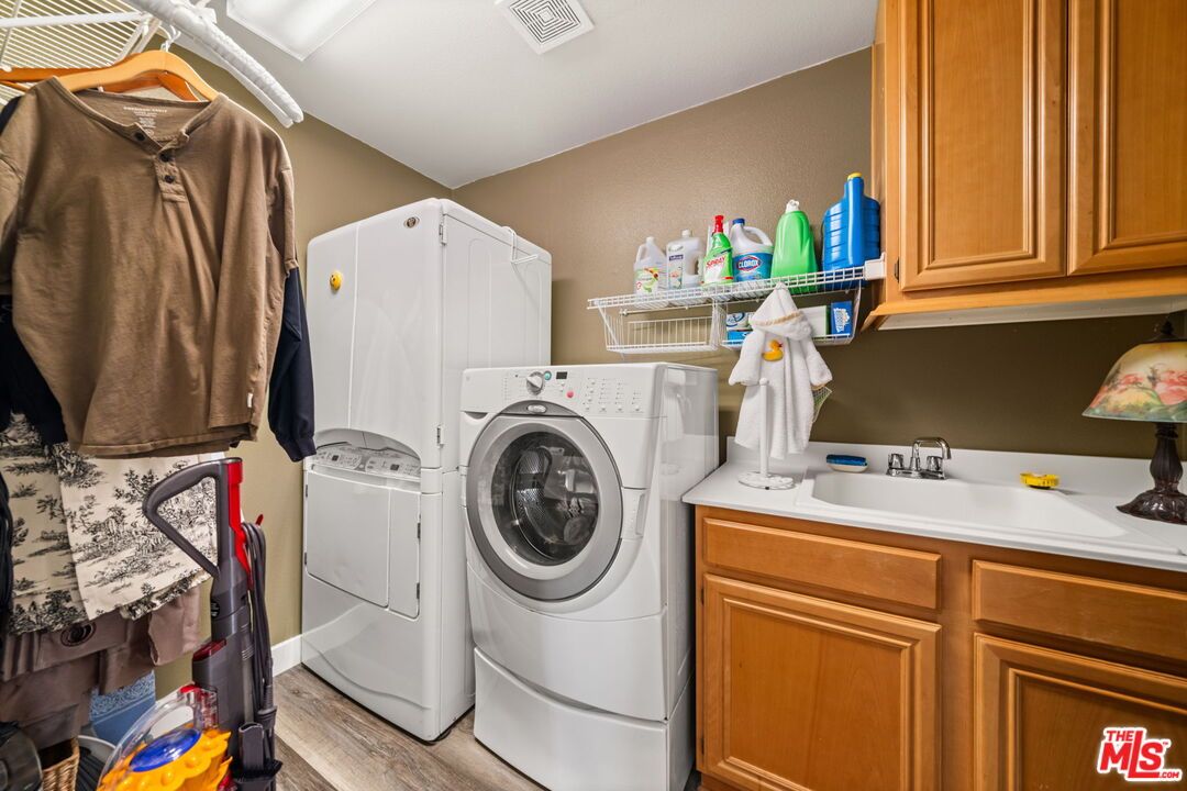 Interior, Washer, Wood Texture Flooring